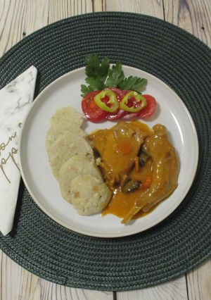 Pirított nyúlcombok 🍗 gombás-tejfölös mártásban 🍄 recept fotója