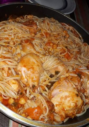 Una foto de Tallarines con pollo con garbanzos