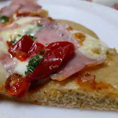 Una foto de Pizza de jamón y morrón sin gluten