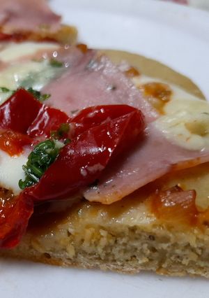 Una foto de Pizza de jamón y morrón sin gluten