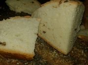 Una foto de pan casero con chicharrones