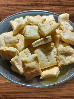 Una foto de Bizcochitos salados salvadores de queso y algo más 😬 #sin tacc #gluten free