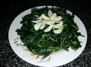 Hình của món Rau rừng xào tỏi.