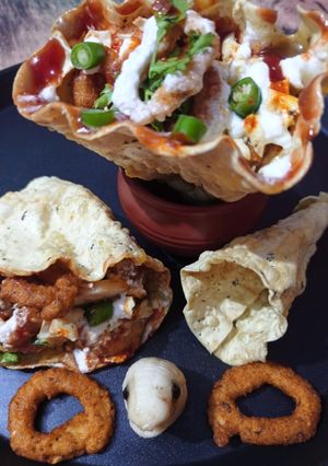 पापड़ कोन मूंगरिंग चाट (Papad cone moongring chaat recipe in Hindi) रेसिपी मुख्य फोटो