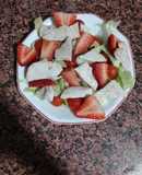 Ensalada de pavo, fresas y cherrys