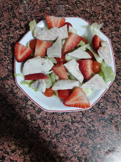 Una foto de Ensalada de pavo, fresas y cherrys