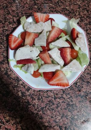 Una foto de Ensalada de pavo, fresas y cherrys