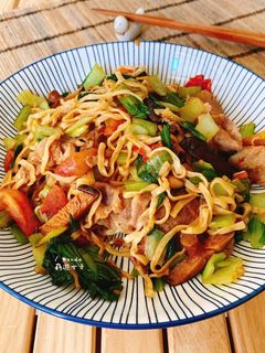 番茄豬肉炒麵｜10分鐘上菜 的食譜成品照片