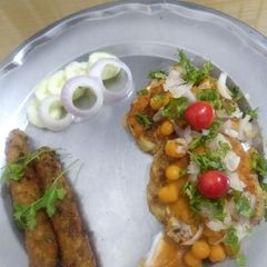 A picture of Aloo tikki with potato-suji fingers.