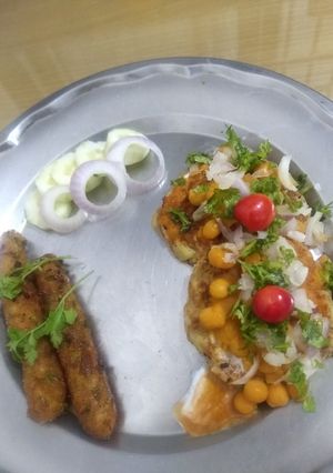 A picture of Aloo tikki with potato-suji fingers.