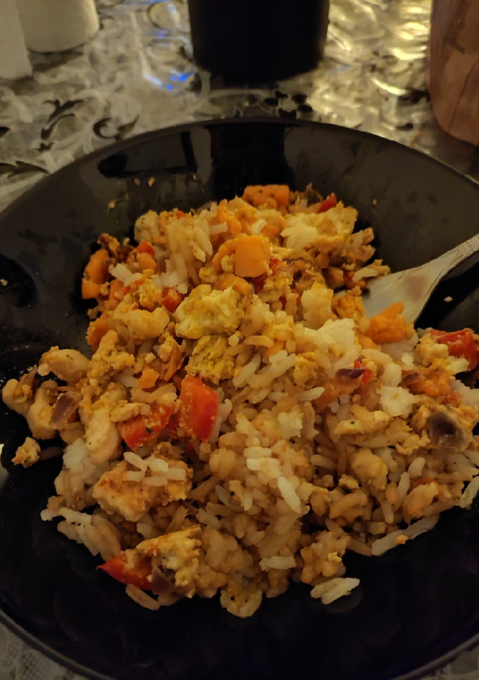 Una foto de Salteado de verduras con pollo