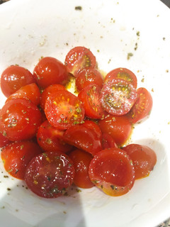 Una foto de Tomates Cherry con orégano y aceite de oliva