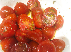 Una foto de Tomates Cherry con orégano y aceite de oliva