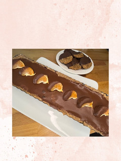Una foto de Dos postres en una sola receta: Tarta y galletas; sin gluten, sin lactosa y sin azúcar