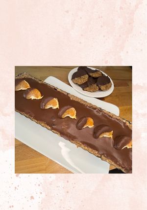 Una foto de Dos postres en una sola receta: Tarta y galletas; sin gluten, sin lactosa y sin azúcar
