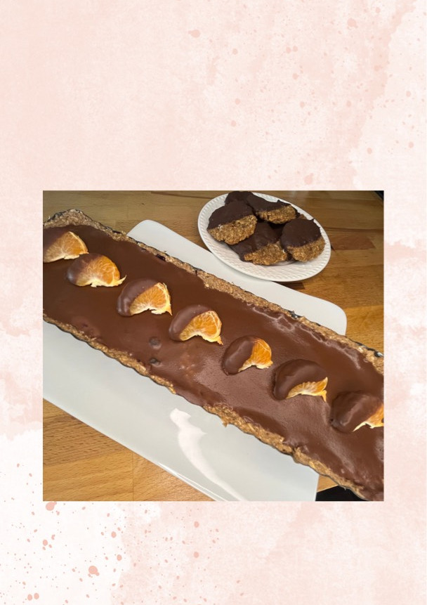 Una foto de Dos postres en una sola receta: Tarta y galletas; sin gluten, sin lactosa y sin azúcar