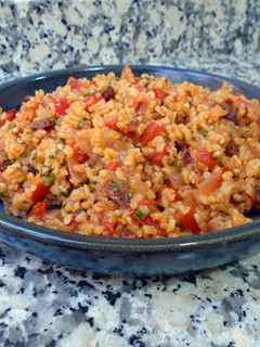 Una foto de Bulgur con verduras y pasas