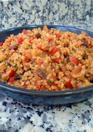 Una foto de Bulgur con verduras y pasas