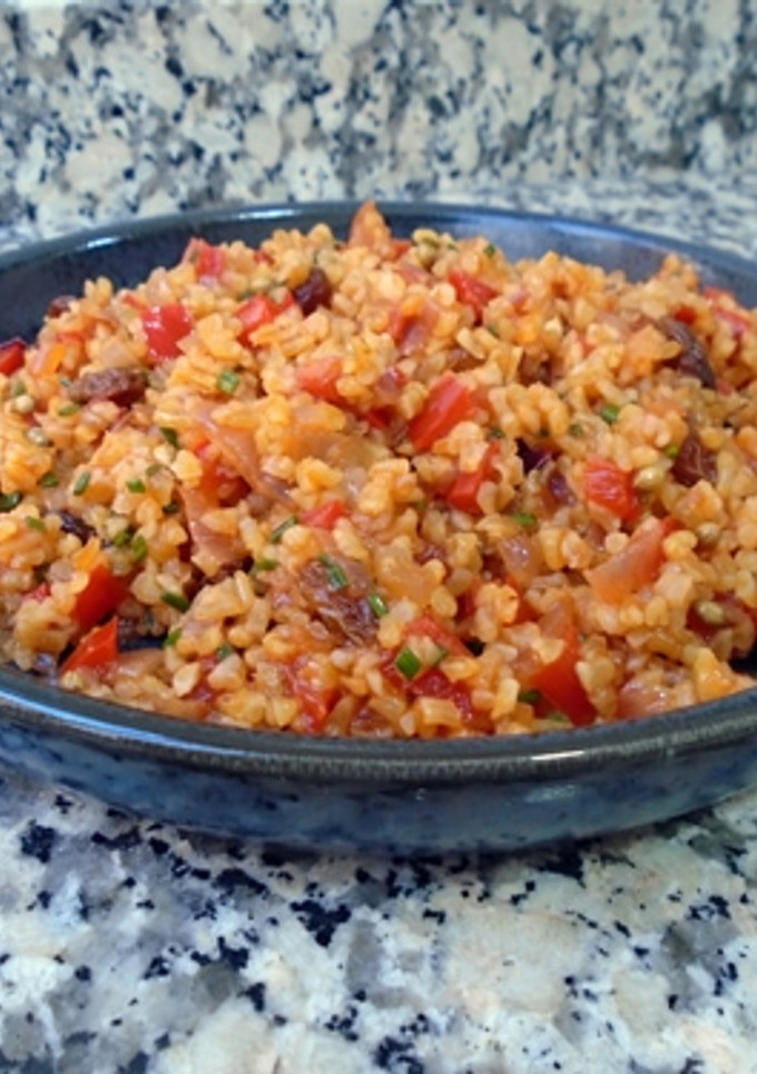 Una foto de Bulgur con verduras y pasas
