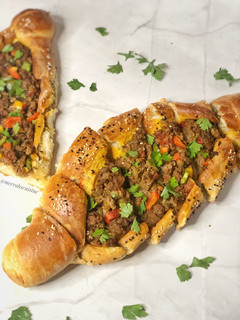A picture of Turkish pide.