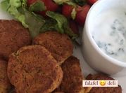 Una foto de falafel de garbanzo sin huevo