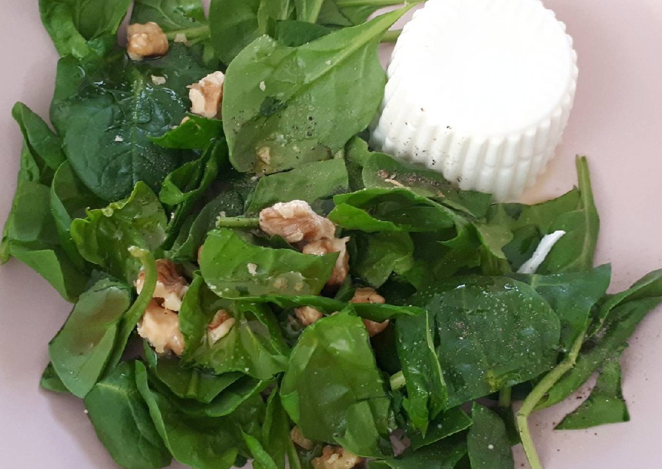 Ensalada de espinacas, nueces y queso fresco