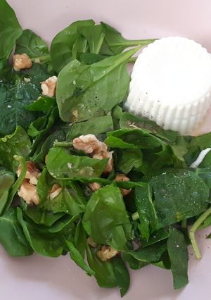 Una foto de Ensalada de espinacas, nueces y queso fresco