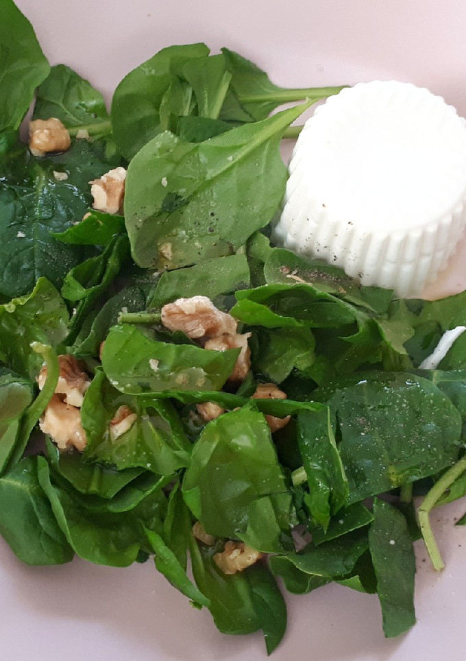 Una foto de Ensalada de espinacas, nueces y queso fresco