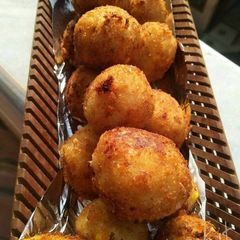 A picture of Cheesy corn balls.