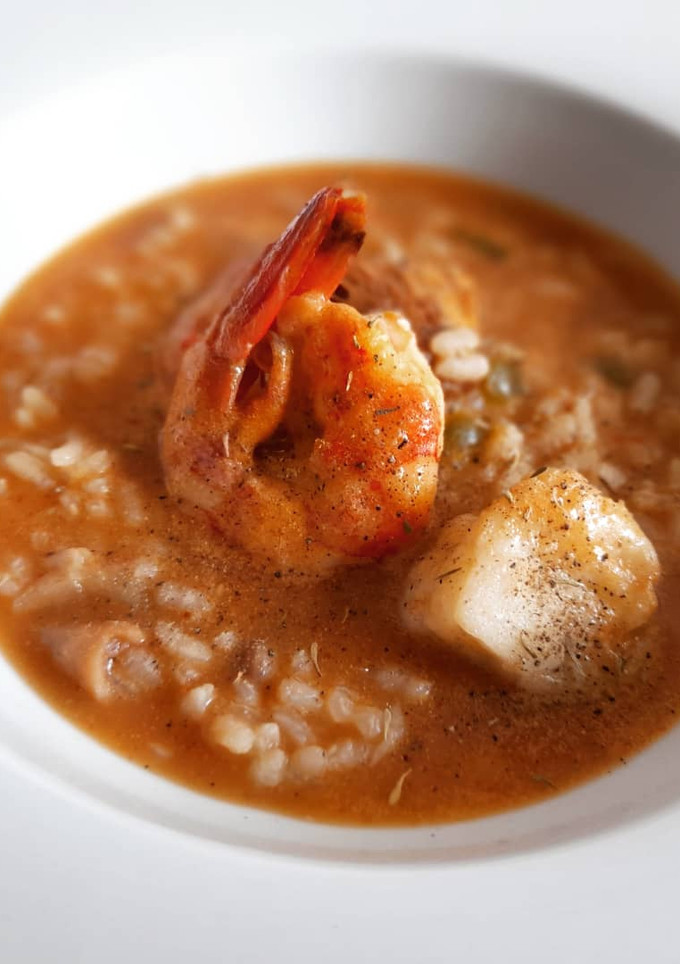 Una foto de Arroz caldoso de rape, gambas, calamar y rovellons