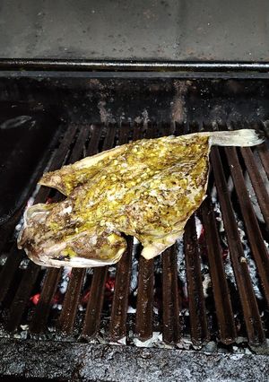 Una foto de Corvina entera a la parrilla