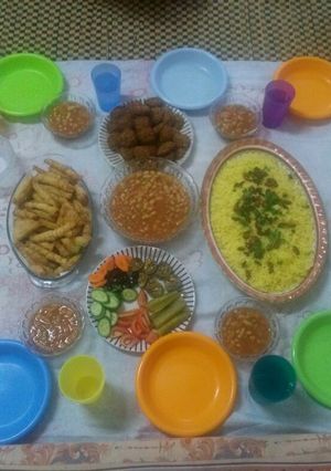 صورة لوصفة أرز بالعصفر وشوربة فاصولياء وسمبوسك وفلافل