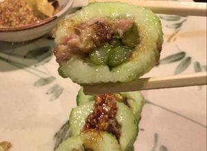 Una foto de Sushi de pepino espárrago atún y aguacate !!!