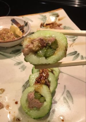 Una foto de Sushi de pepino espárrago atún y aguacate !!!