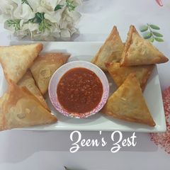 A picture of Chicken Samosas.