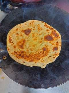 नमक अजवाइन और मिर्ची का पराठा(namak Ajwain aur mirchi ka paratha recipe in hindi) रेसिपी मुख्य फोटो