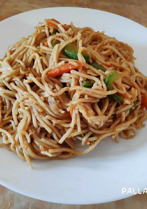 चायनीज वेज हाक्का नुडल्स (Chinese hakka noodle recipe in marathi) रेसिपी चे मुख्य फोटो 