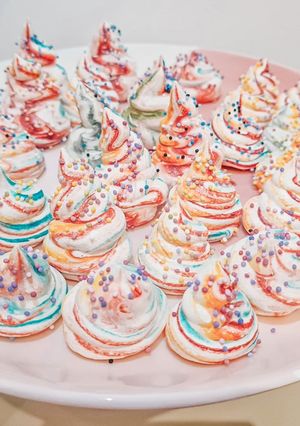Une photo de Meringues colorées 🎨