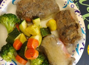 Una foto de Rollitos de carne y veggies en tela de arroz