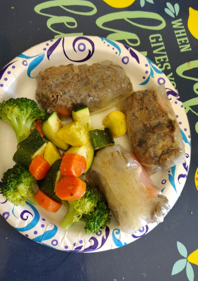 Una foto de Rollitos de carne y veggies en tela de arroz