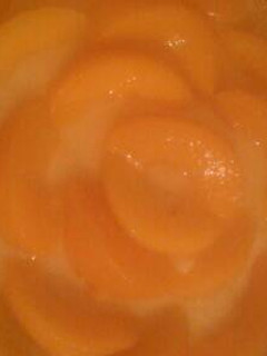 Una foto de Tarta de crema con duraznos