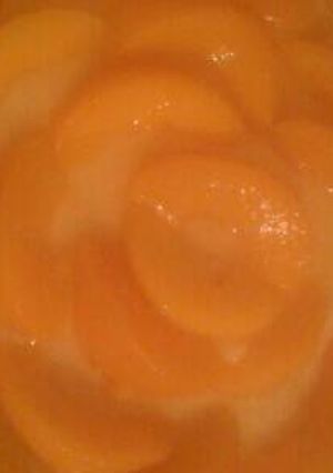 Una foto de Tarta de crema con duraznos