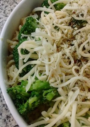 Una foto de Pasta con atún brócoli queso y algo más