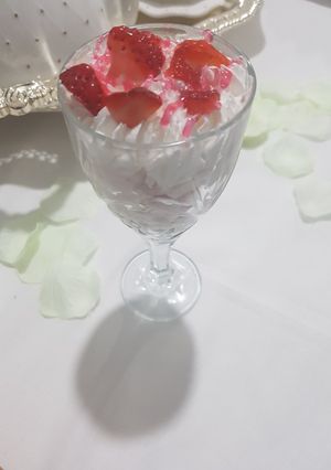 Une photo de La mousse de banane et fraise