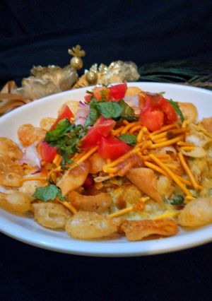 A picture of Aloo tikki chat.