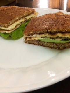 صورة لوصفة ساندوتش أومليت البيض (البيض المقلي) 💙😋