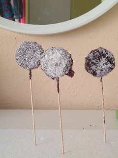 Una foto de Cake pops de oreo😋