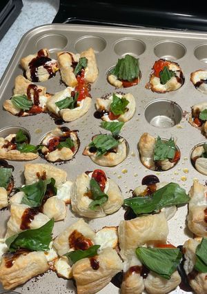 A picture of Baked Caprese Cups.