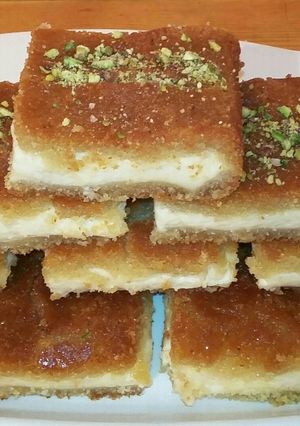 A picture of Maamoul Mad with Cream in a Pan.