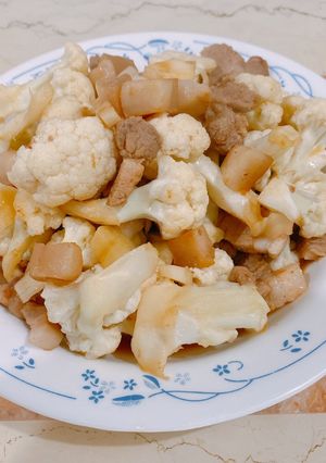 炒五花肉和白花椰菜 的食譜成品照片